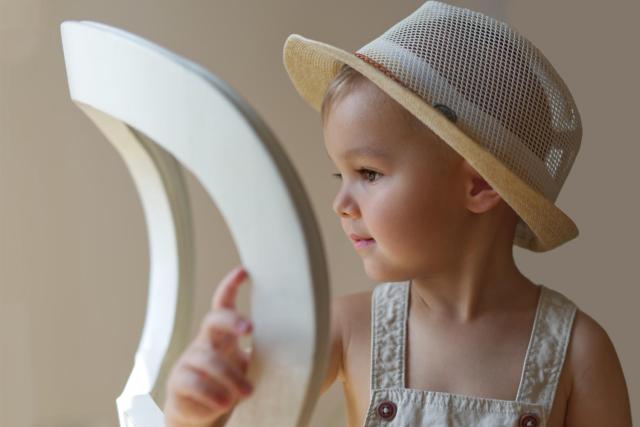 Pequena criança numa sessão fotográfica com família no Porto