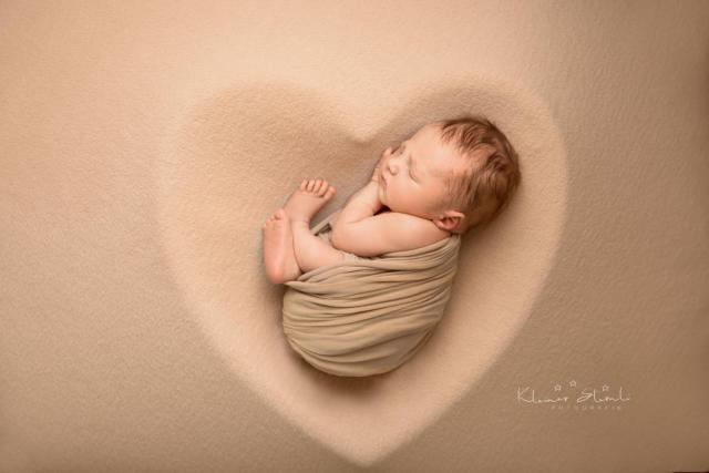 Bebé recém nascido em coração, fotografia no Porto