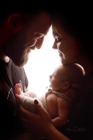 Fotografia recém nascido com os pais em estúdio no Porto